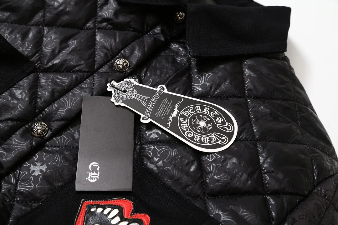 🅿️360 Chrome Hearts Marty Boy red lip quilted all-over printed shirt and cotton jacket. New products in the counter are small cotton-padded jackets for men and women. Diamond quilted quilting, moderate thickness. Retro fashion, never out of fashion. 1️⃣Fabric: Same as original fabric. Surface fabric. Lining molded with CH pattern logo, custom-woven quilted cotton material. 2️⃣Hardware: Original mold opening, customized CH original four-button buckle. Accessories: Original customized latest main label (genuine leather label) 3️⃣The whole garment is neatly routed and consistent with ZP. Double-layer stand-up collar, inner lining, distressed cross buttons. Feel free to compare any version! ! A noble item with its own high-end atmosphere. It is really rare. It is grand and elegant. It has a unique sense of sight on the high street. It is elegant, noble and unique, making this simple and fashionable cotton jacket an excellent item that is currently sought after. It can be worn by both men and women, and it is suitable for couples! ! Color: Black Sizes: S, M, L, XL